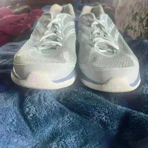 Fila ladies tennis shoe. Size 11. Excellent condition Light blue and white clean - Picture 10 of 10